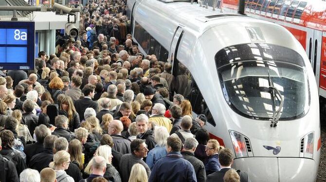 Überfüllter Bahnsteig (Symbolbild): Mit Gutscheinen über 25 Euro hat die Bahn viele Fahrgäste aus einem überfüllten IC-Zug in