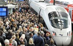 Überfüllter Bahnsteig (Symbolbild): Mit Gutscheinen über 25 Euro hat die Bahn viele Fahrgäste aus einem überfüllten IC-Zug in