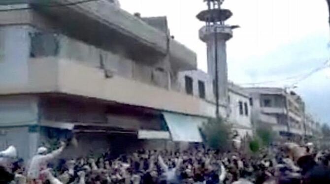 Der Screenshot eines über Youtube verbreiteten Videos zeigt syrische Demonstranten, die sich nach Urheberangaben am 22.04.201