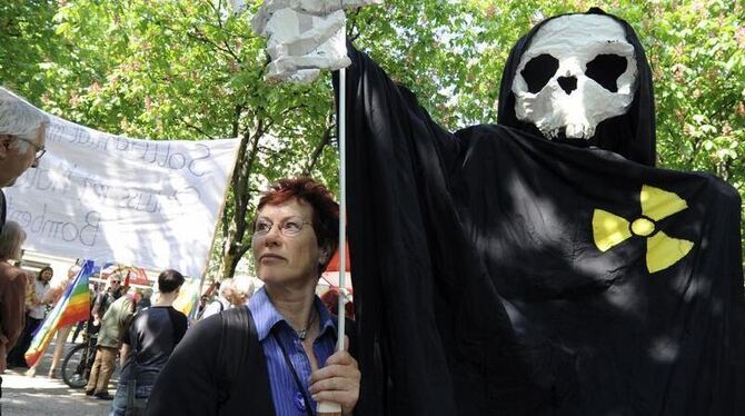 Eine Demonstrantin trägt in München eine übergroße Marionette mit Totenschädel und dem Symbol für Radioaktivität. Eine Demonstrantin trägt in München eine übergroße Marionette mit Totenschädel und dem Symbol für Radioaktivität.