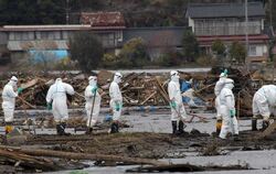 Helfer bei Aufräumarbeiten in der Umgebung des AKW Fukushima.