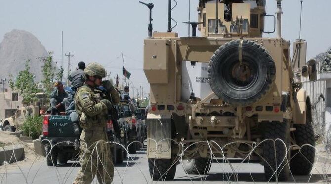 US-Soldaten und afghanische Polizisten sichern nach dem Ausbruch Kandahars Haftanstalt.