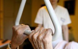 Pflegekraft in einem Seniorenzentrum: Besonders häufig werden Minijobber im Gesundheitswesen, der Gastronomie und im Handel e