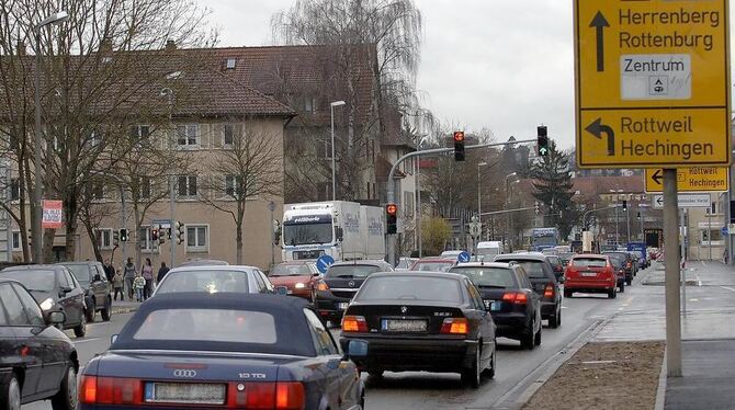 Die B 28 ist eine hochbelastete Straße. Die B 28 ist eine hochbelastete Straße.