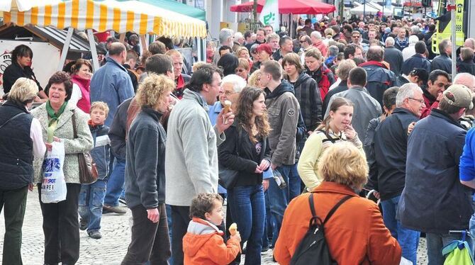 Typisch: rappelvolle Reutlinger Straße am verkaufsoffenen Sonntag. GEA-ARCHIVFOTO: MEYER Typisch: rappelvolle Reutlinger Straße am verkaufsoffenen Sonntag. GEA-ARCHIVFOTO: MEYER