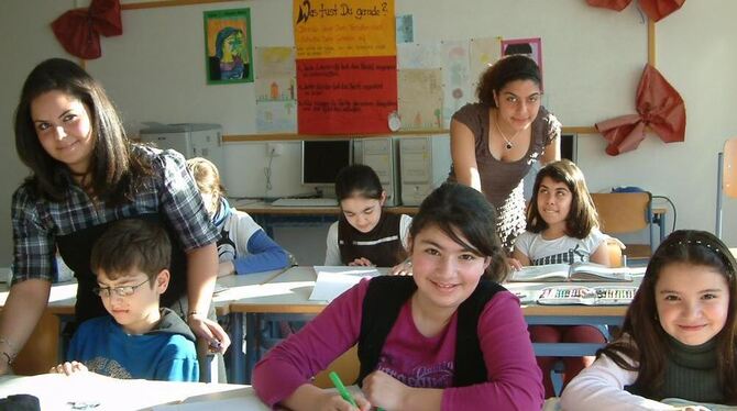 Hausaufgabenbetreuung für Viertklässler mit Betreuerinnen Gamze Özdemir (Vordergrund mit karierter Bluse) und Didem Uymaz (Hinte
