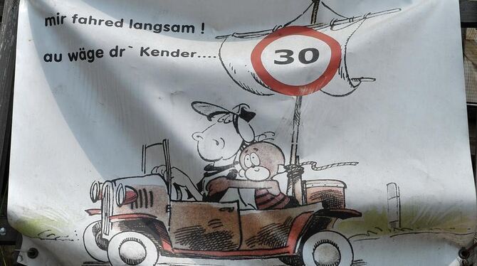 Mit Plakaten demonstrieren Anwohner in der neuen Steige seit Jahren für ein Tempolimit. FOTO: NIETHAMMER Mit Plakaten demonstrieren Anwohner in der neuen Steige seit Jahren für ein Tempolimit. FOTO: NIETHAMMER