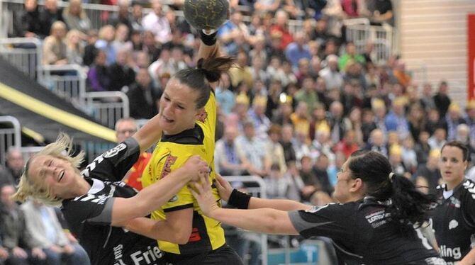 Annamaria Ilyes (gelbes Trikot) - hier im Duell mit Wencke Meomartino und Nastja Antonewitch - warf acht Tore.  FOTO: NIETHAMMER