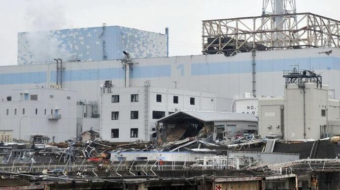 Das Handout der japanischen Selbstverteidigungskräfte zeigt die Ruinen des havarierten AKW Fukushima von der Seeseite aus, au