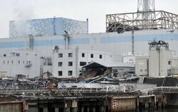 Das Handout der japanischen Selbstverteidigungskräfte zeigt die Ruinen des havarierten AKW Fukushima von der Seeseite aus, au