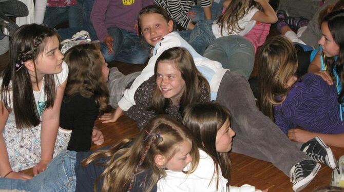 Witzige Spiele zum Auftakt der Kinder-Bibel-Tage sorgen für eine lockere Stimmung im Paul-Gerhardt-Haus. GEA-FOTO: SAUTTER