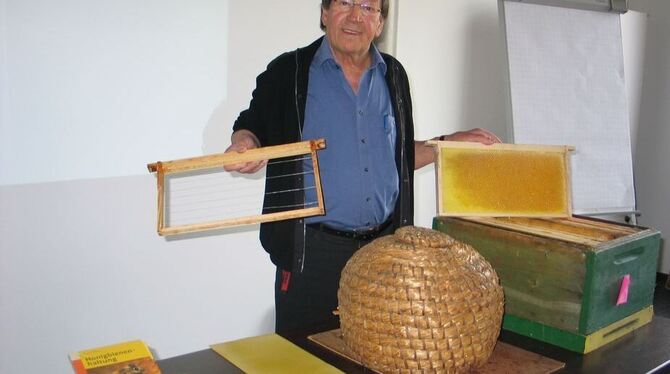 Imkermeister Werner Gekeler stellt verschiedenste Erzeugnisse der Bienen vor.