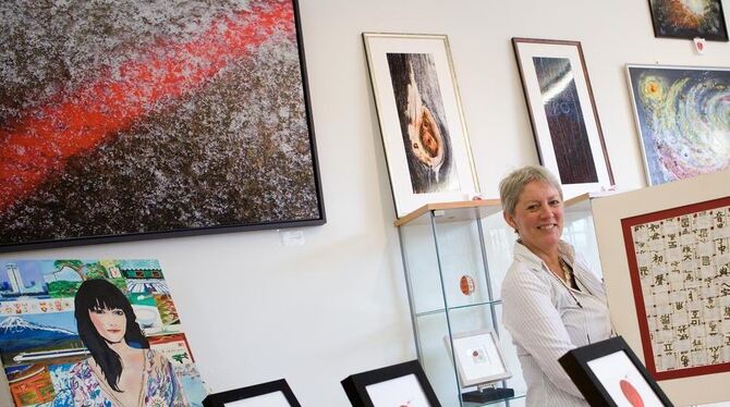 Die Veranstalterin der Kunstauktion Dorothea Kubik mit Versteigerungsobjekten.  FOTO: SCHREIER