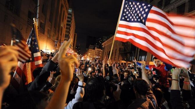 New Yorker feiern den Tod Osama bin Ladens am Ground Zero.