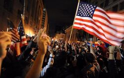 New Yorker feiern den Tod Osama bin Ladens am Ground Zero.