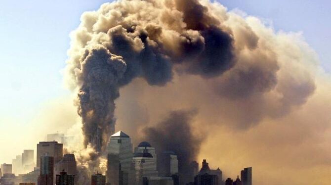 Ein Turm des World Trade Centers in New York stürzt ein und eine Wolke aus Staub, Rauch und Asche steigt in die Luft (Archivf