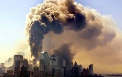 Ein Turm des World Trade Centers in New York stürzt ein und eine Wolke aus Staub, Rauch und Asche steigt in die Luft (Archivf