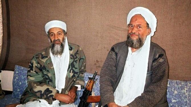 Al-Kaida-Chef Osama bin Laden und sein Stellvertreter Eiman el Sawahiri im Jahr 2001 an einem unbekannten Ort in Afghanistan.