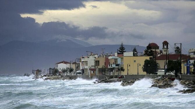 Wellen schlagen gegen die Küste des Dorfes Derveni in Griechenland (Archivfoto). Der Meeresspiegel steigt höher als bisher an