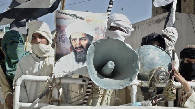 Pakistanische Islamisten mit einem Bild des getöteten Kaida-Anführers.