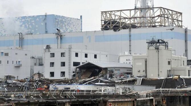 Ein Handout-Foto des japanischen Verteidigungsministeriums zeigt die Ruinen des havarierten Atomkraftwerks Fukushima mit den