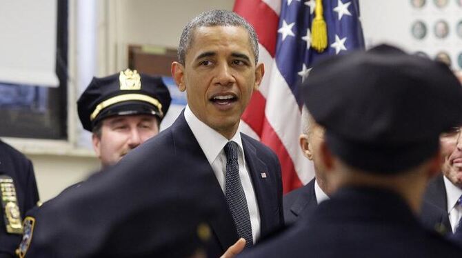 US-Präsident Barack Obama im Gespräch mit New Yorker Polizisten. 60 von ihnen starben bei dem Attentat vom 11. September 2001