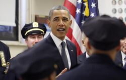US-Präsident Barack Obama im Gespräch mit New Yorker Polizisten. 60 von ihnen starben bei dem Attentat vom 11. September 2001