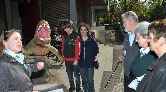 Dino-Führung mit wissenschaftlichem Anspruch: Diplom-Biologin Barbara Kagerer mit GEA-Lesern beim Nothosaurus, einem ans Leben i Dino-Führung mit wissenschaftlichem Anspruch: Diplom-Biologin Barbara Kagerer mit GEA-Lesern beim Nothosaurus, einem ans Leben i