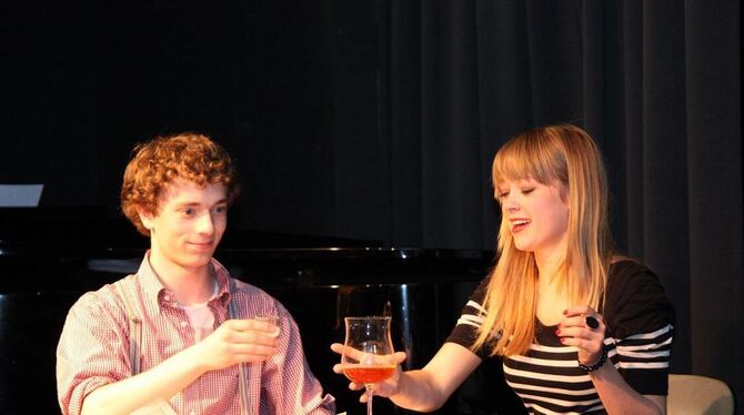 Das ehemalige »Foyer Cinéma« der französischen Garnison, heute »franz.K«, bot den passenden Ort für die Feier. In einem Sketch s Das ehemalige »Foyer Cinéma« der französischen Garnison, heute »franz.K«, bot den passenden Ort für die Feier. In einem Sketch s