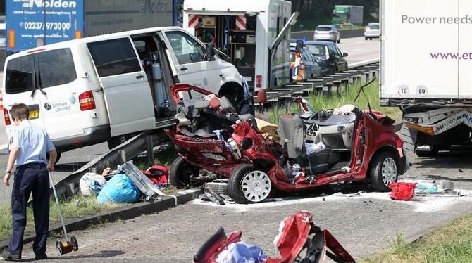 Bei einem Unfall auf der Autobahn Rüsselsheim-Köln (A3) sind am Dienstag vier Menschen ums Leben gekommen - darunter auch ein