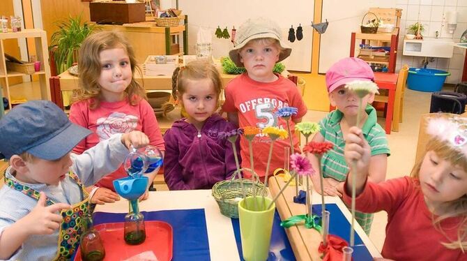 »Schöpfen, gießen, sortieren«: Im Kindergarten an der Hermann-Ehlers Straße wird nach der Montessori-Pädagogik verfahren. Auch K
