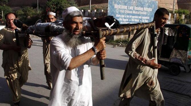Bei Selbstmordanschlägen auf Rekruten sind m Nordwesten Pakistans zahlreiche Menschen getötet worden.