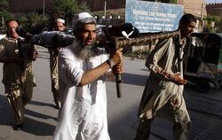 Bei Selbstmordanschlägen auf Rekruten sind m Nordwesten Pakistans zahlreiche Menschen getötet worden.