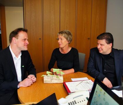 In seinem Abgeordnetenbüro: Thomas Poreski mit den Grünen-Kollegen Charlotte Schneidewind-Hartnagel und Daniel Lede-Abal. FOTO: 