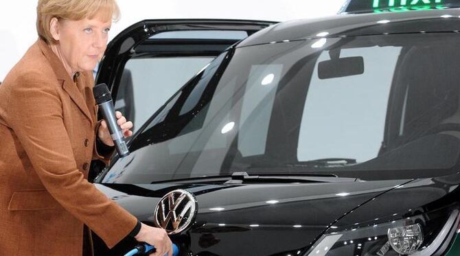 Bundeskanzlerin Angela Merkel lädt am 19.04.2010 auf der Hannover Messe in Hannover das Volkswagen Milano Taxi.