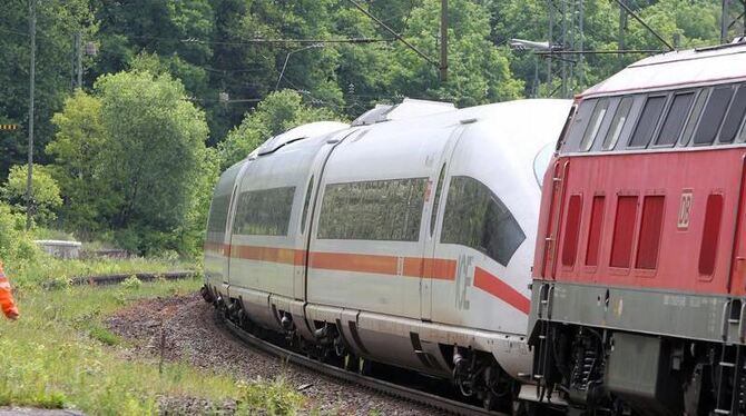 Der defekte ICE im Bahnhof in Partenstein, gekoppelt an zwei Lokomotiven: Der Zug war durch einen technischen Defekt auf der