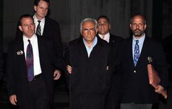 IWF-Chef Dominique Strauss-Kahn wird von der New Yorker Polizei abgeführt.