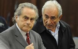 IWF-Chef Dominique Strauss-Kahn und sein Anwalt Benjamin Brafman vor Gericht in New York.