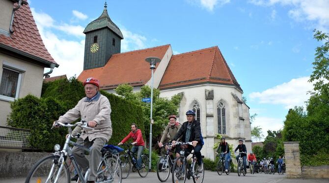 Ausgangspunkt der geschichtlichen Radtour unter der Leitung von Mark Schlotterbek war die Wankheimer Jakobuskirche. FOTO: THOMYS
