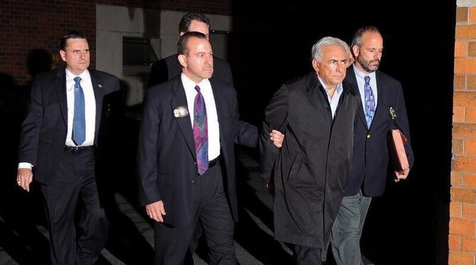IWF-Chef Dominique Strauss-Kahn (2.v.r.) ist in das berüchtigte US-Gefängnis Rikers Island gebracht worden.