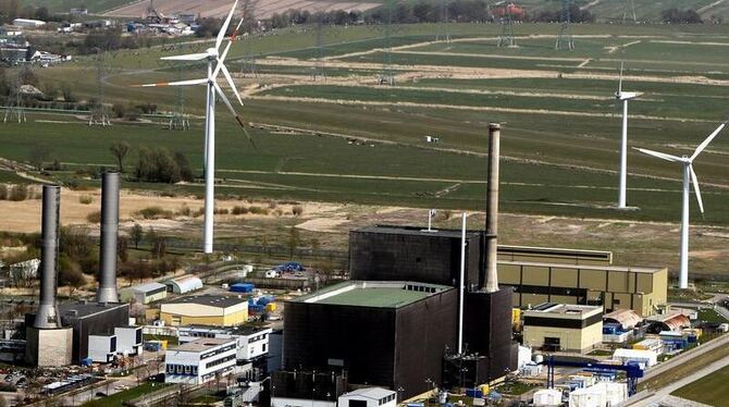 Die Luftaufnahme vom 24.04.2010 zeigt das Atomkraftwerk im schleswig-holsteinischen Brunsbüttel und benachbarte Windkraftanla