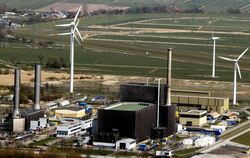 Die Luftaufnahme vom 24.04.2010 zeigt das Atomkraftwerk im schleswig-holsteinischen Brunsbüttel und benachbarte Windkraftanla