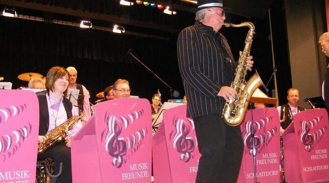 Mit vollen Backen: Saxofonist Pete Tex war der Stargast beim Jubiläumskonzert der Musikfreunde Schlaitdorf.  FOTO: BÖRNER