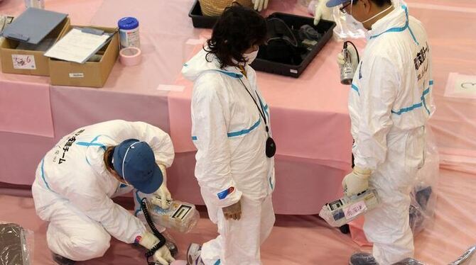 Eine Japanerin wird auf Strahlung überprüft.