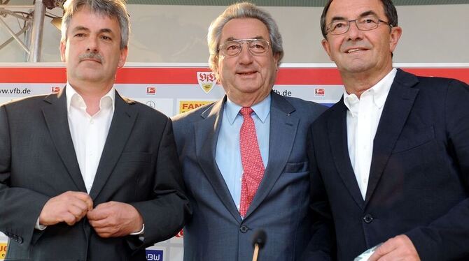 Gerd Mäuser (l) wird am Freitag (20.05.2011) in der Mercedes-Benz Arena in Stuttgart als Kandidat für das Amt des Präsidenten de