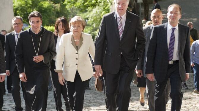 Bundeskanzlerin Merkel, Bayerns Ministerpräsidenten Seehofer und den CSU-Generalsekretär Dobrindt bei der CSU-Klausurtagung i