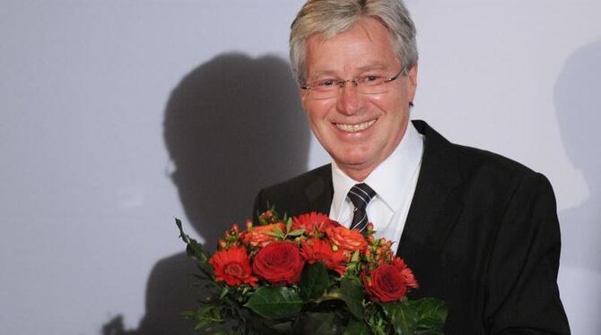 Blumen für den Sieger: Bremens alter und wohl auch neuer Bürgermeister Jens Böhrnsen (SPD)