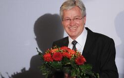 Blumen für den Sieger: Bremens alter und wohl auch neuer Bürgermeister Jens Böhrnsen (SPD)