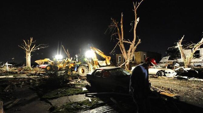 Häuser wurden demoliert, Trucks umgeworfen und Strommasten abgeknickt.