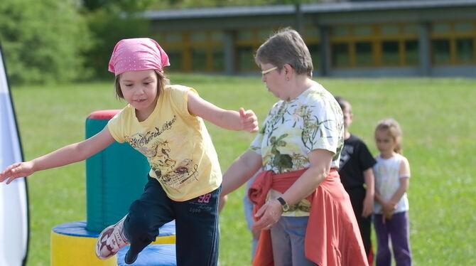 Springen, Hüpfen, Rutschen, Klettern, Krabbeln: Die mobile Turnwelt der Kinderturnstiftung Baden-Württemberg bot Trochtelfinger Kindern Bewegungsanreize.  FOTOS: TRINKHAUS
